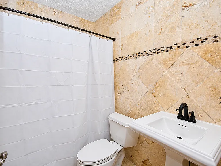 600 Sunderlin St #2 — Photo 5