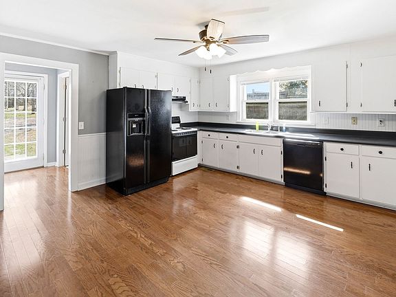 3rd image of 9127 Versailles Rd