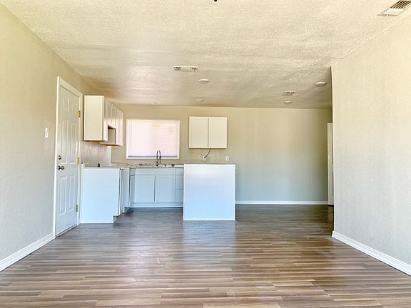 5th image of 308 W Plaza Dr