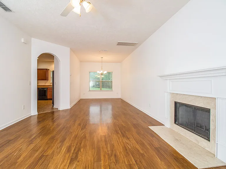 1096 Shire Dr — Photo 3