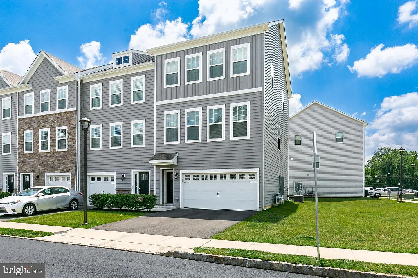 3 bed, 2.5 bath, 2270 sqft, $3,800 — Photo 2