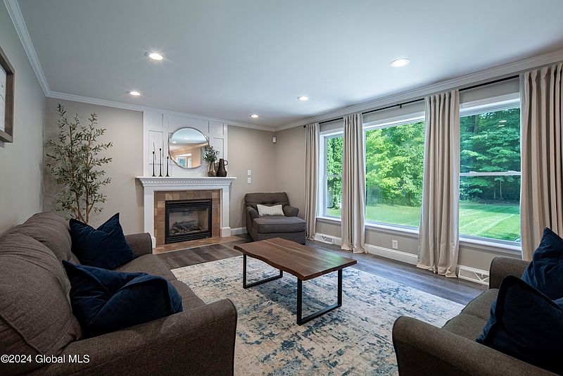 5th image of 5 Carpenter Way