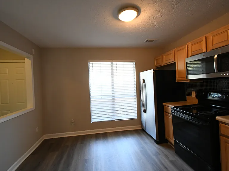 1804 Queen Anne Ct — Photo 3