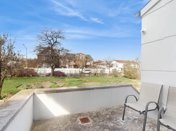 3851 Laurel Avenue image 4 of 23