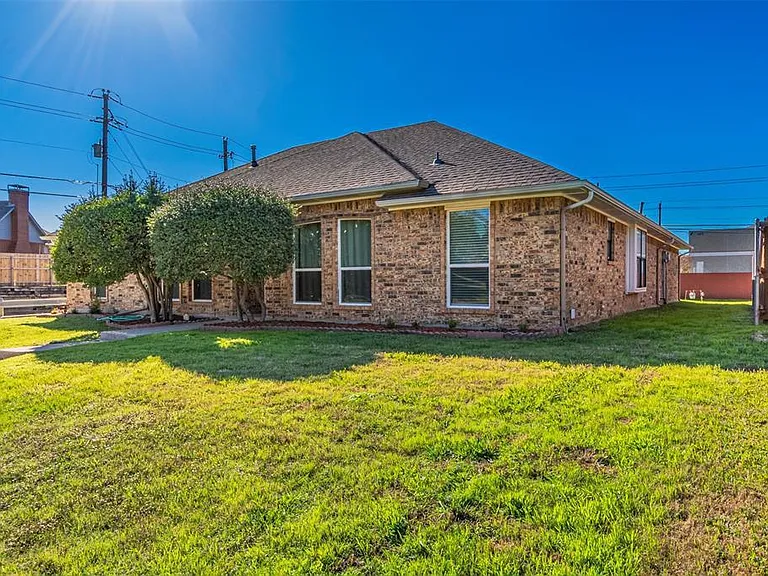 2801 Cambridgeshire Dr — Photo 3