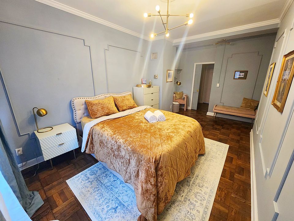 Over-sized bedroom w/ walk-in Martha Stewart closet!