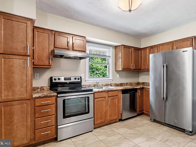 2324 Kent Ct — Photo 10