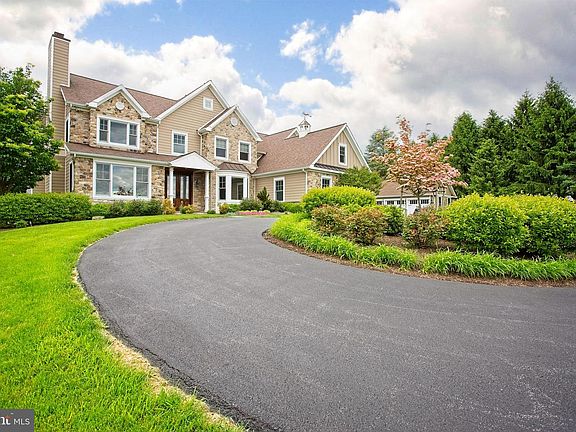 3rd image of 39 Wyndemere Lake Dr