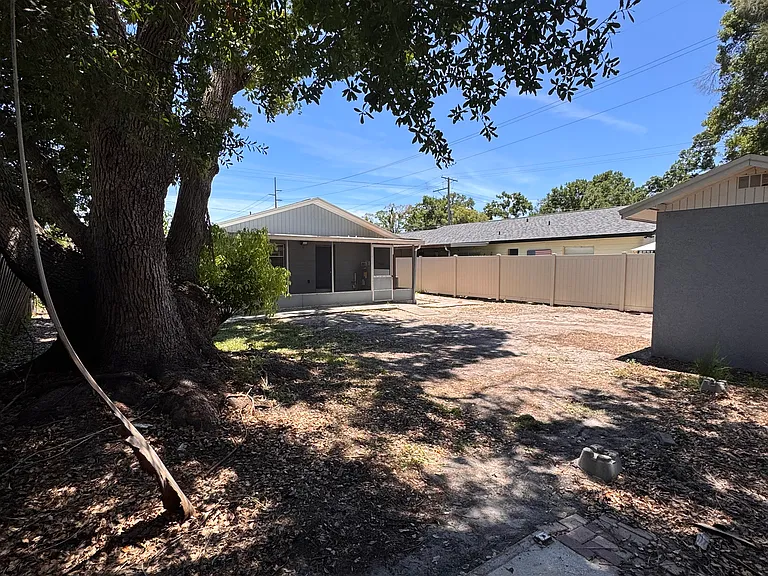 7504 N Thatcher Ave — Photo 28