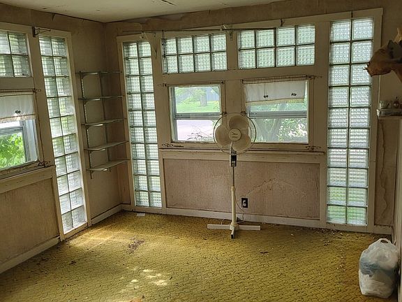 4th image of 303 E Myrtle St