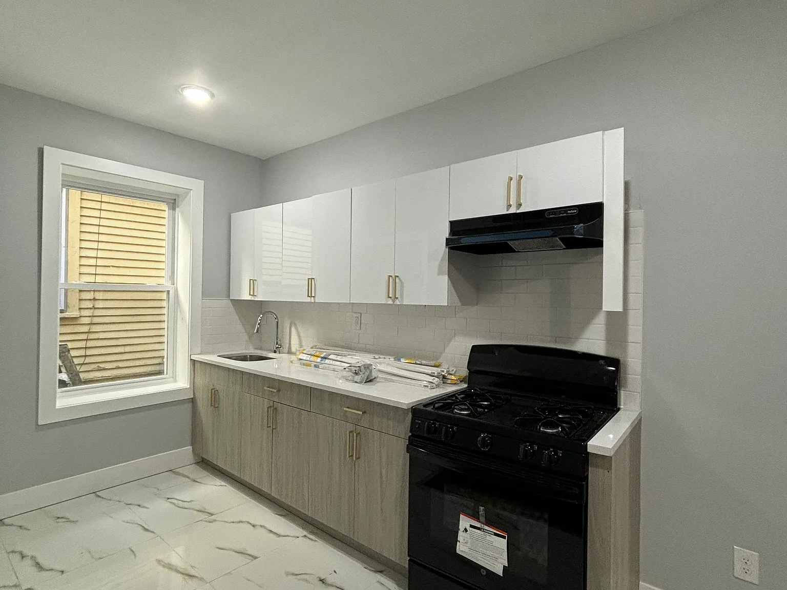 3 bed, 1000 sqft, $2,095 — Photo 1