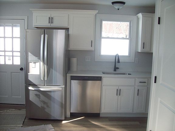 5th image of 33 Hodges Ave