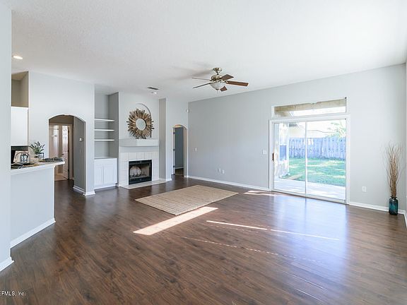 4th image of 444 Morning Glory Ln N