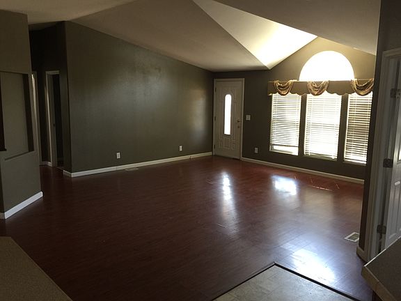 3rd image of 630 N Easy St