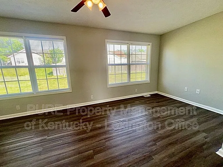 2561 Mackenzie Ln — Photo 12
