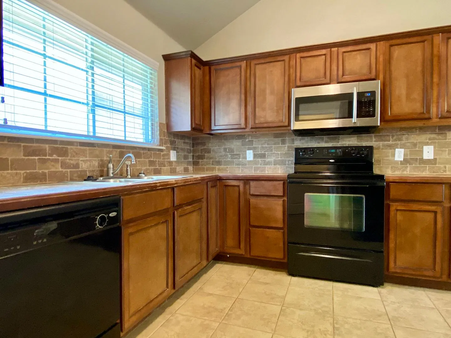 Great 4 Bed, 2 Bath Home in Mustang Schools — Photo 4