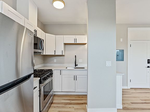 3rd image of 3433-3451 SE Belmont St #15