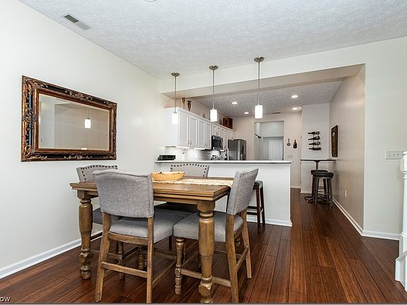 3rd image of 220 Quarry Lakes Dr