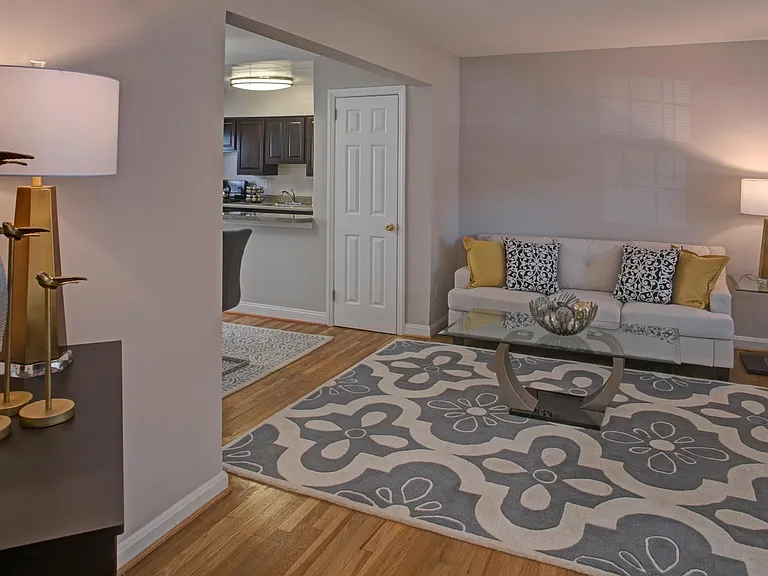 Lloyd Apartments — Photo 11