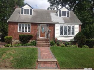 63 Lyon St, Valley Stream, NY 11580