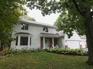 26095 Shorewood Oaks Dr, Shorewood, MN 55331