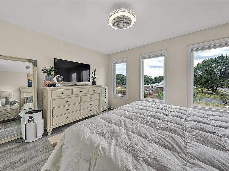 140 W Calhoun St — Photo 12