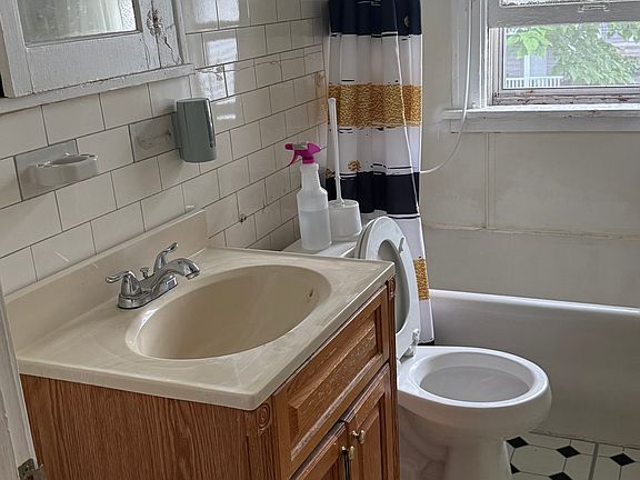 4th image of 3558 Strathavon Rd #2