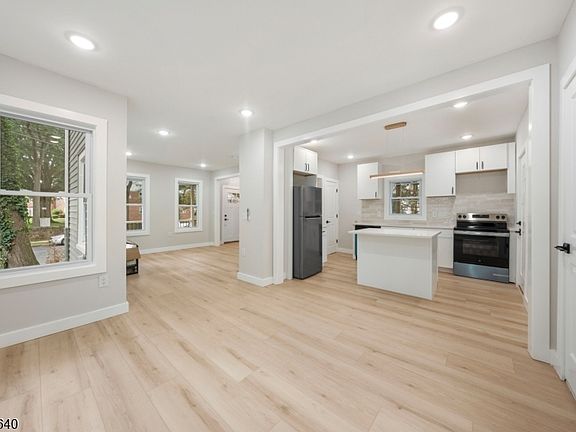 5th image of 806 E 2Nd St