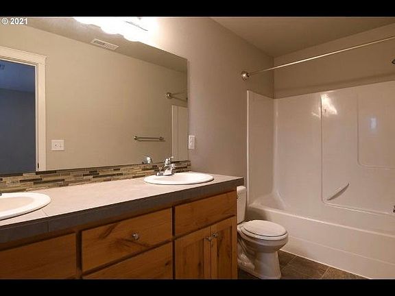 master bedroom en-suite bath