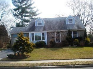 856 Leonard Dr, Westbury, NY 11590