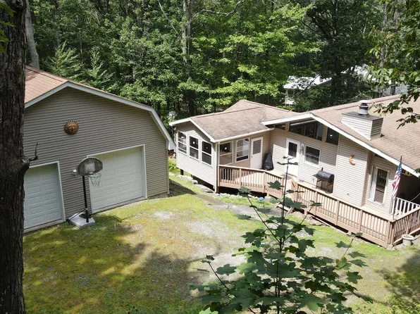 809 Lasso Ct N, Lords Valley, PA 18428