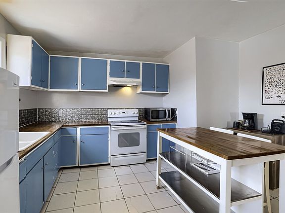 4th image of 415 E 10th Street