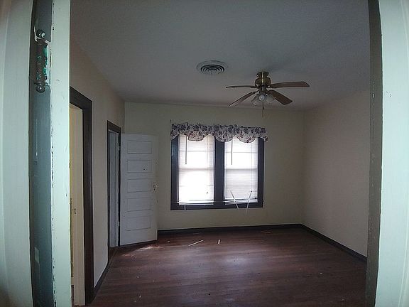 4th image of 310 W Wabash Ave