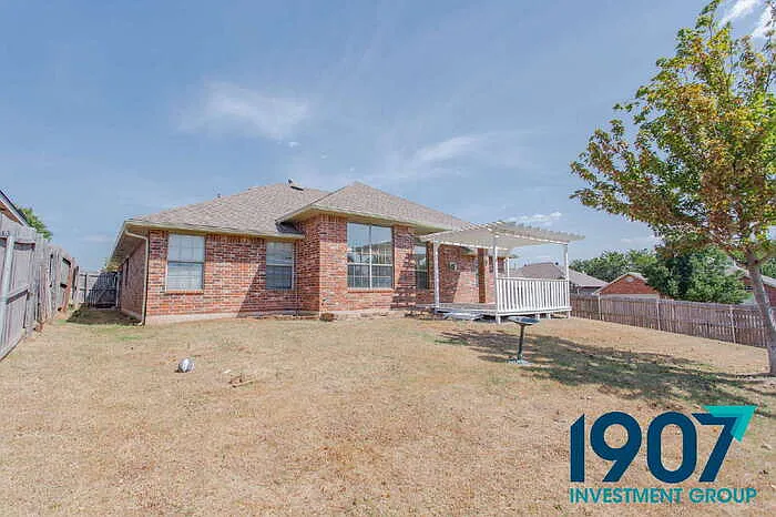 501 Madeline Ln — Photo 11