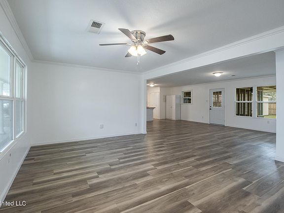 3rd image of 332 Lynwood Cir