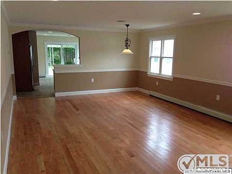 5th image of 11 Doral Dr