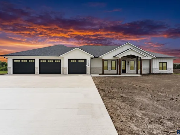 46624 Prairie Dr, Sioux Falls, SD 57106