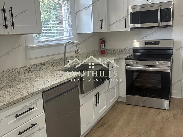 306 E Calhoun St — Photo 3