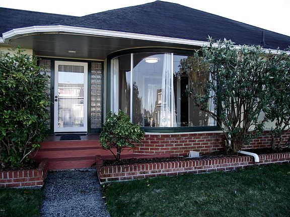 2nd image of 185 NE Pine St