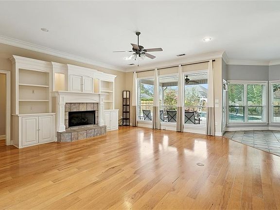 3rd image of 424 Laurelleaf Ln