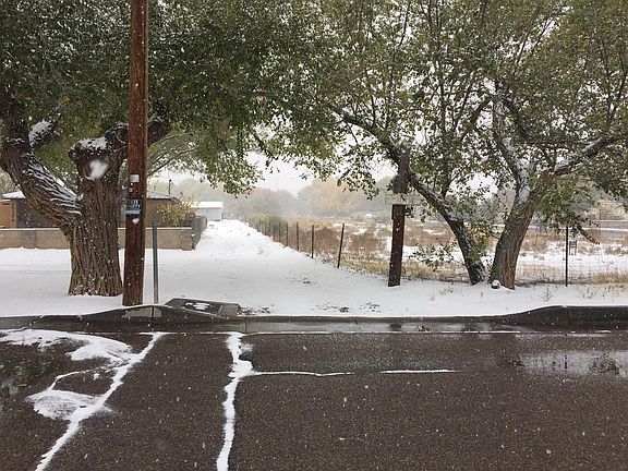 Long private road leads to house!!