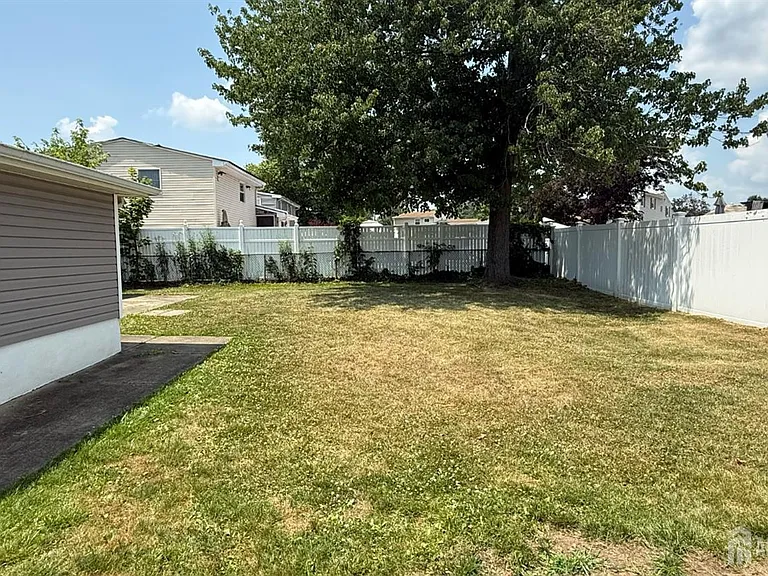56 Grace Dr — Photo 23