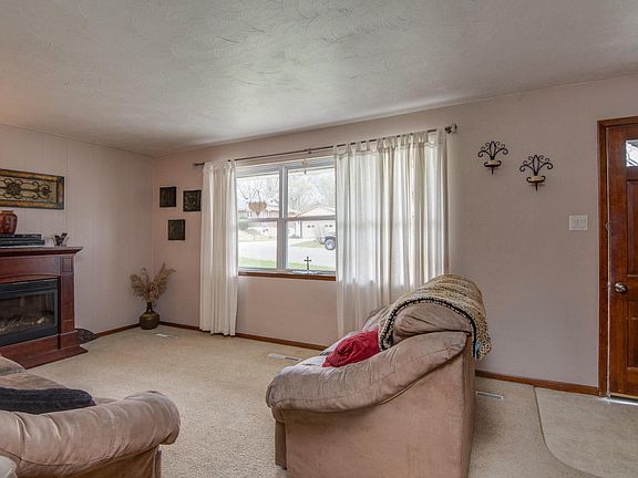 5th image of 639 Belmont Dr