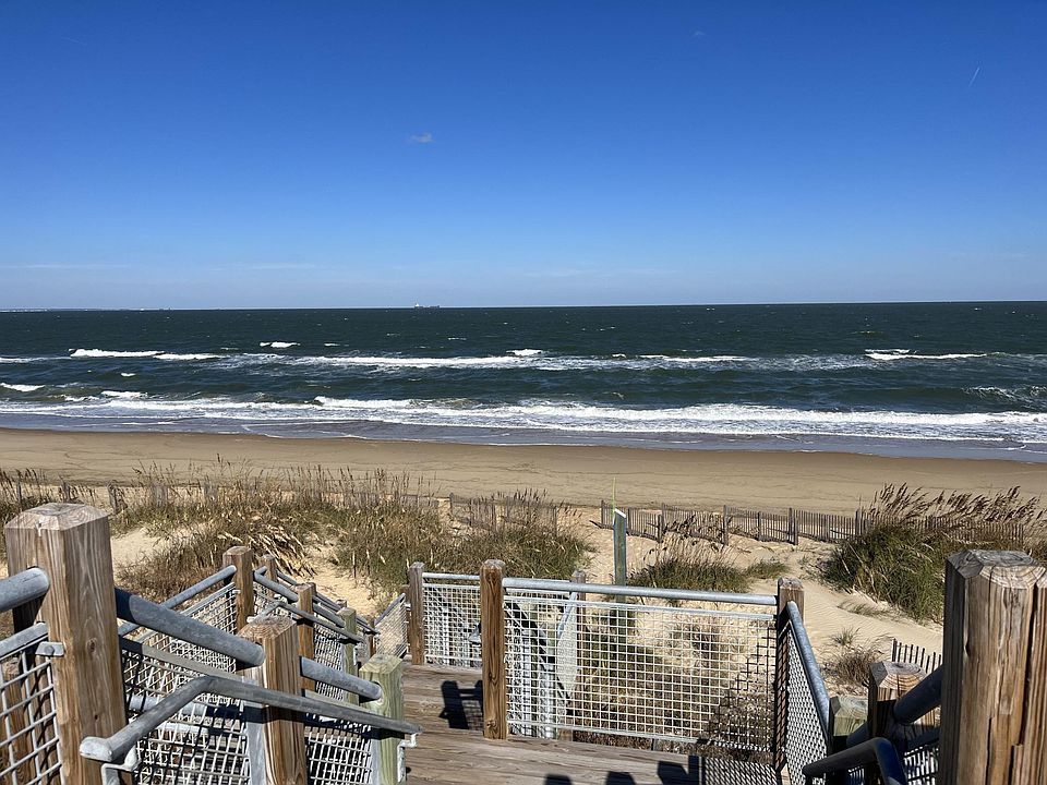 Beach access 3 minutes away by foot!