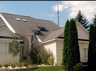27246 Cambridge Ln, Farmington Hills, MI 48331