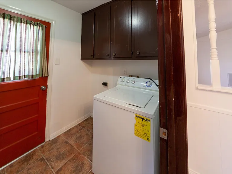 8826 Roos Rd — Photo 33
