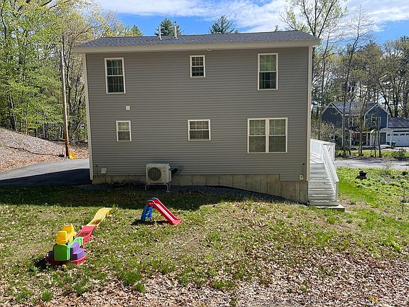 3rd image of 122 Swan Ave