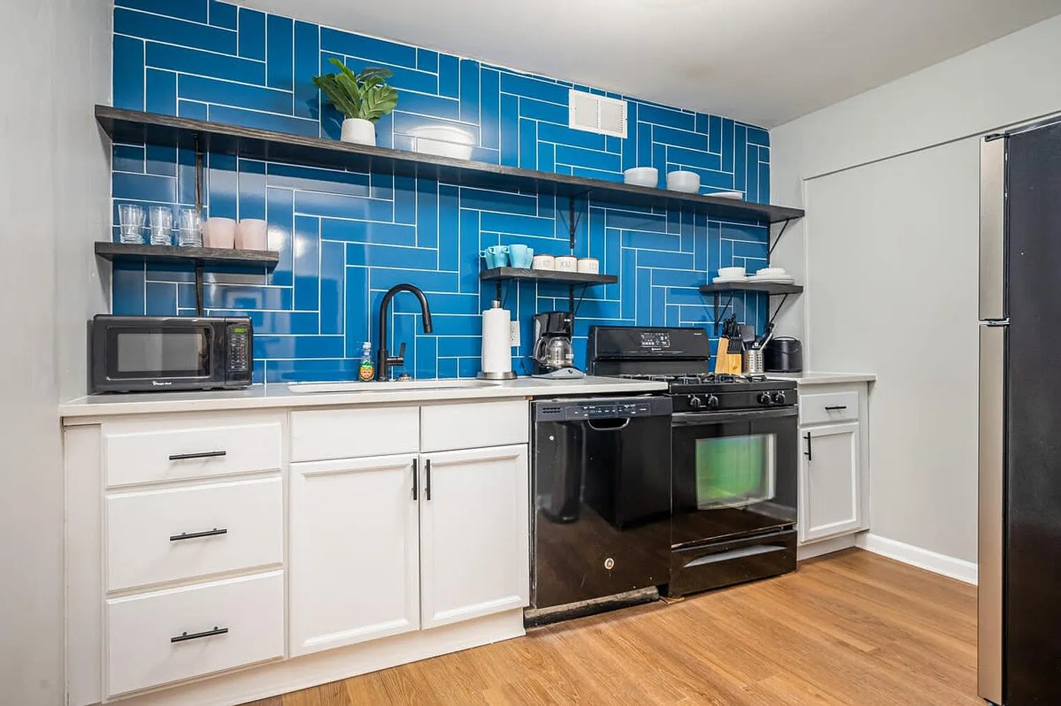 3 bed, 1.0 bath, 796 sqft, $2,784 — Photo 2
