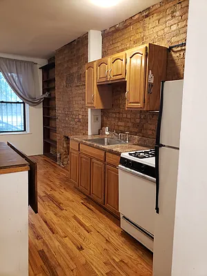 Rented by MCR Realty | media 16