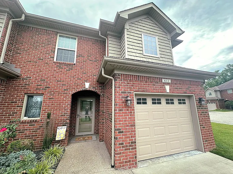 611 Knob Hill Rd — Photo 1